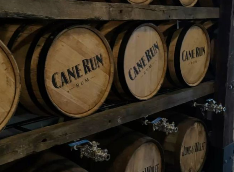 Thùng gỗ sồi ủ rượu Rum Bundaberg Úc Thùng gỗ sồi dùng để ủ rượu Rum Bundaberg tạo hương vị đặc trưng tại Queensland